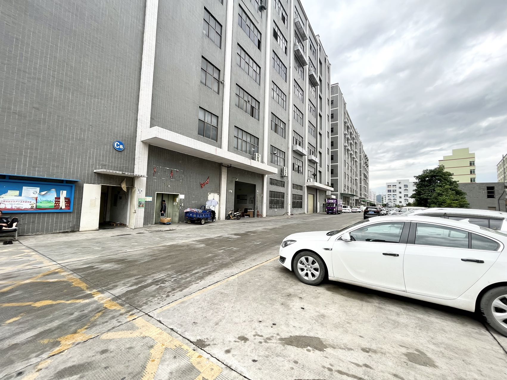 光明原楼村原房东厂房单层2600平厂房出租