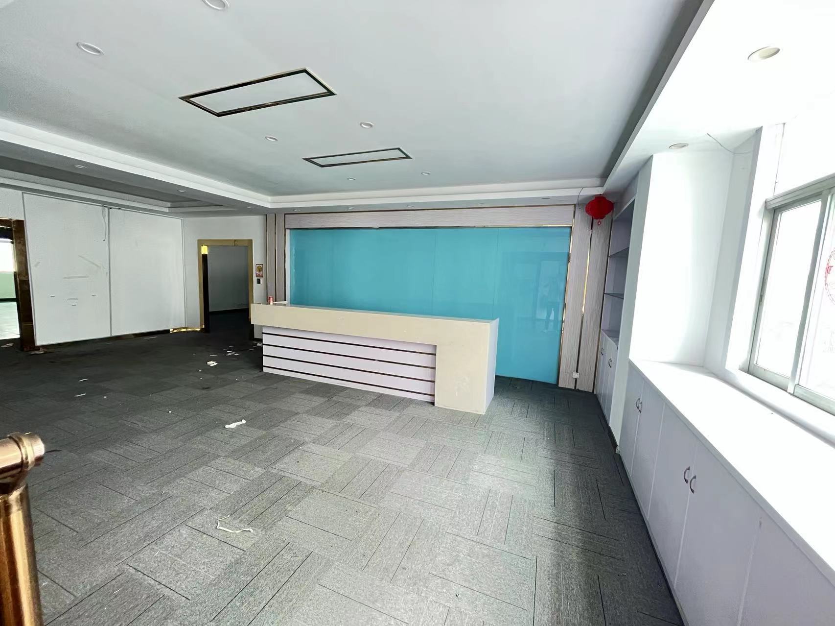 龙华大浪商业中心旁新出楼上豪华精装修厂房出租1200平水电齐全