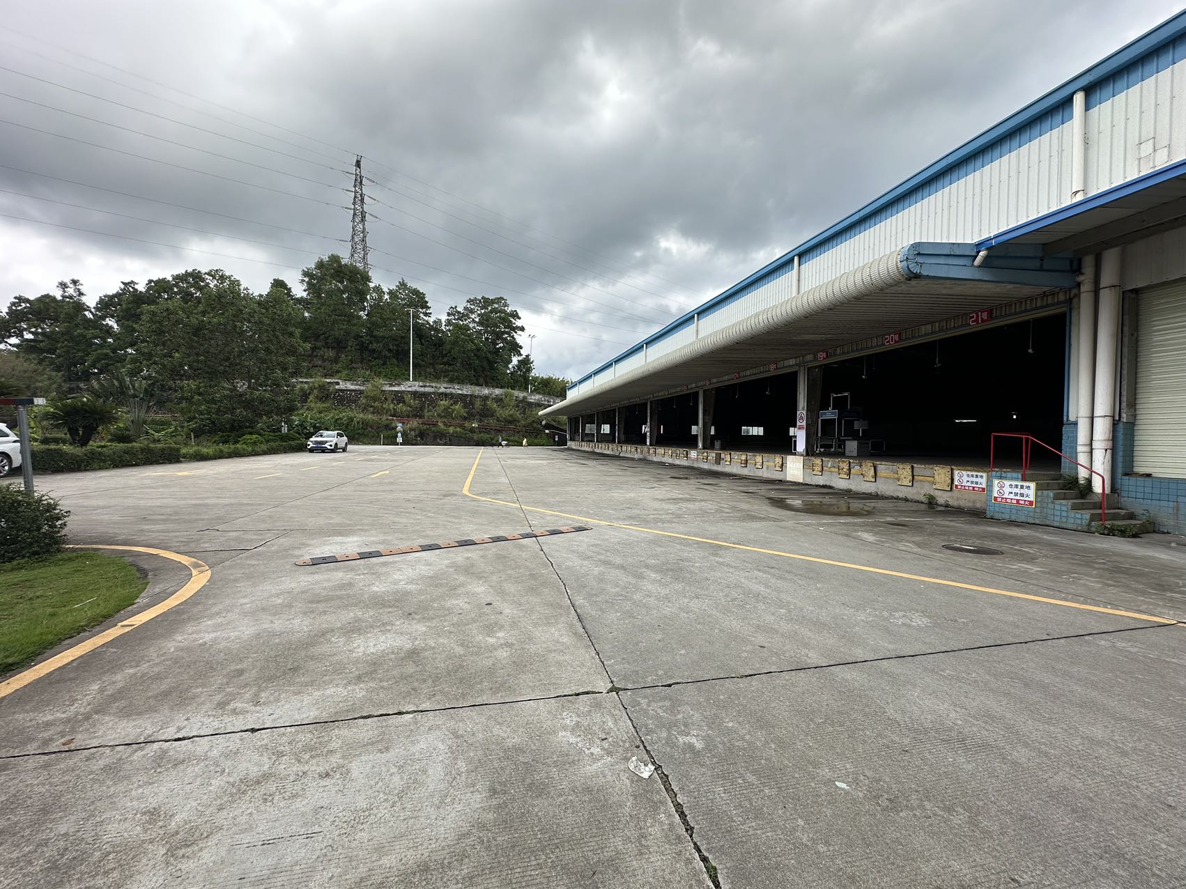 石岩高速口新出单一层钢钩5265平厂房出租