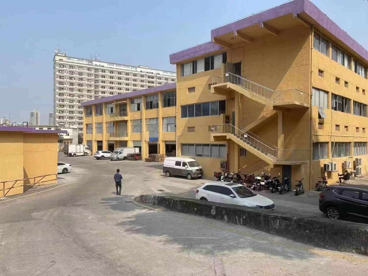 坂田主干道新出一楼面积 1000 平厂房出租