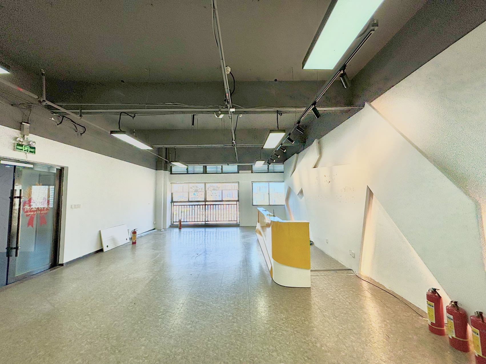 港之龙科技园978平精装修办公室出租