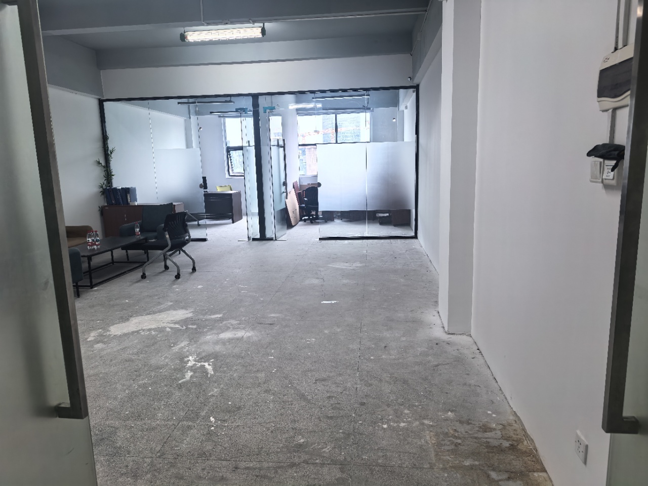 《兴龙富大厦》精装修150平办公室出租