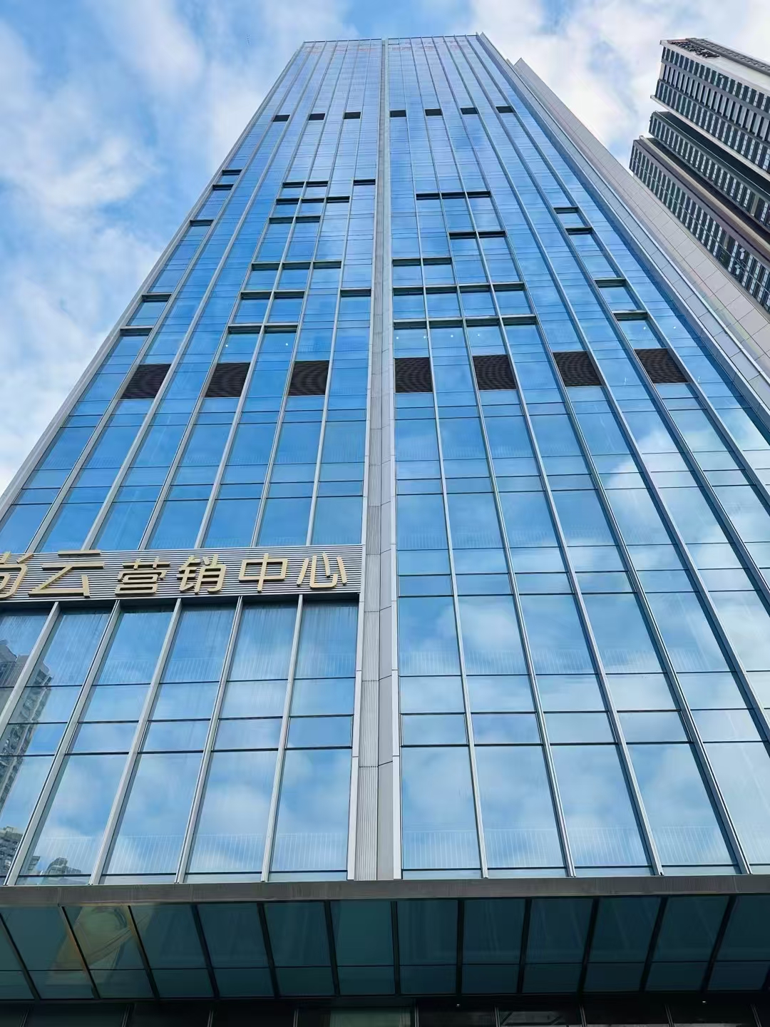 《鸿荣源·尚云大厦》196平精装修办公室出租