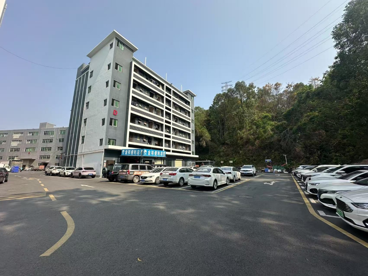 观澜松元轻轨站旁边4楼整层2400平厂房出租