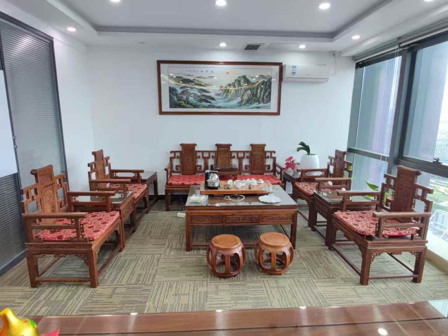 龙华清湖地铁口精装修168平办公室出租