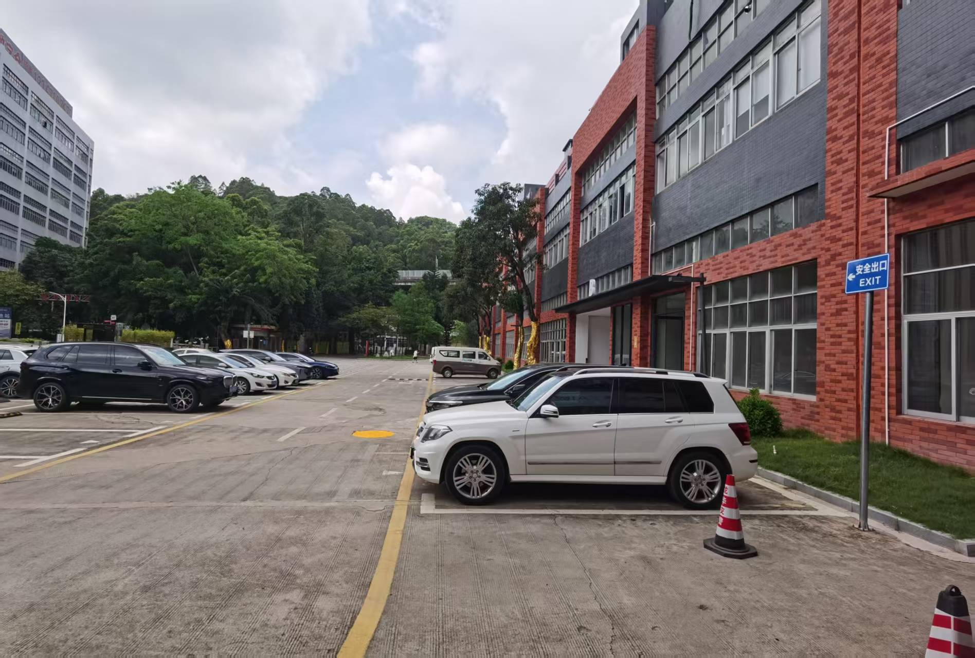 龙华元芬地铁口一楼3000平厂房出租