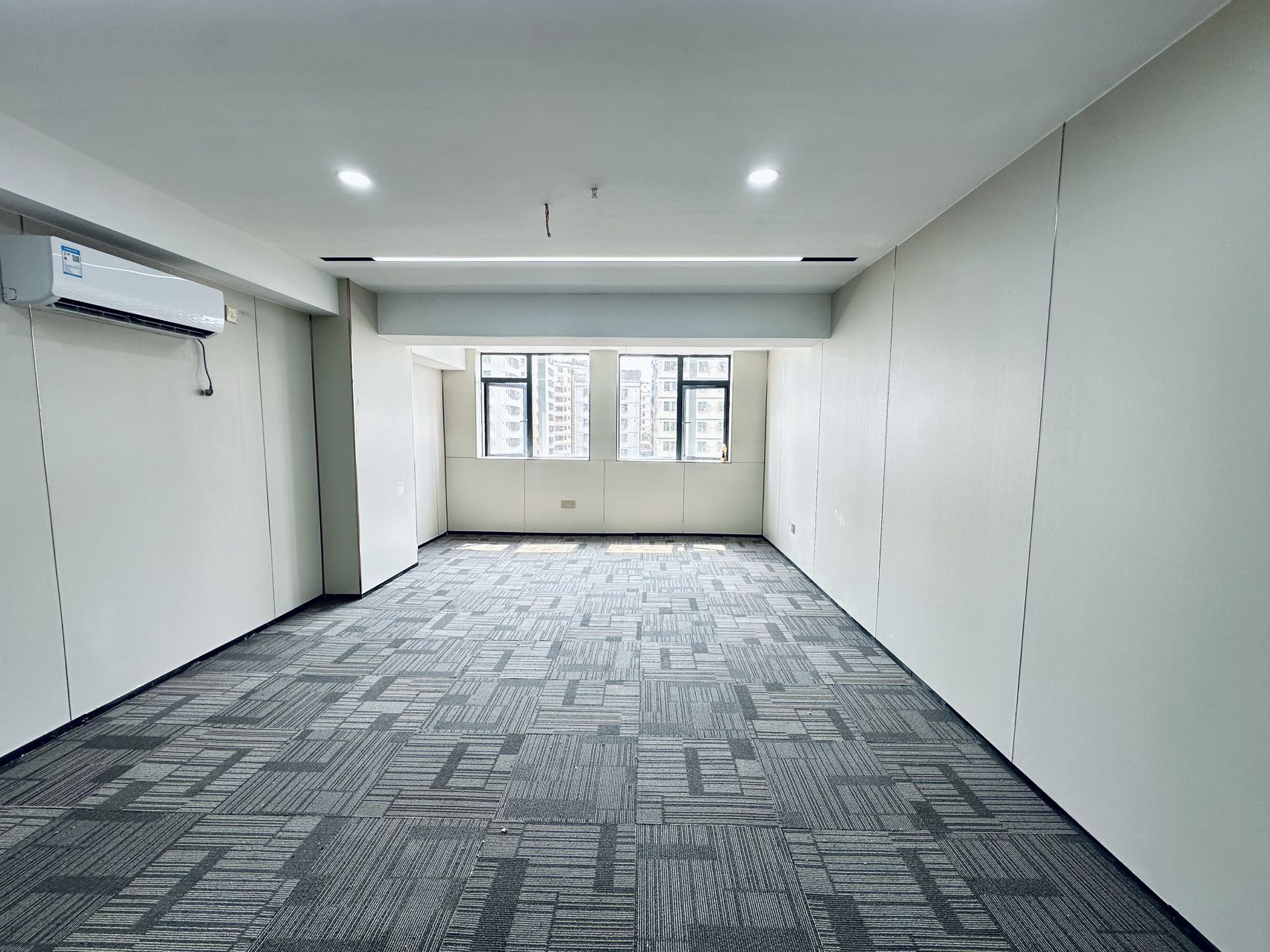 龙华地铁口精装修65平办公室出租