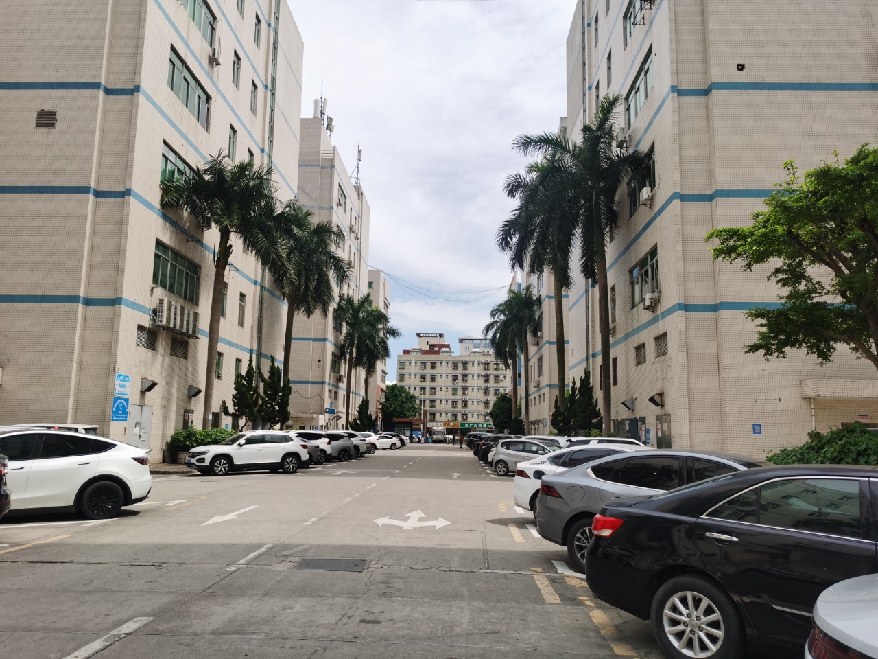 大浪福龙路旁大型工业园 楼上1187平厂房出租