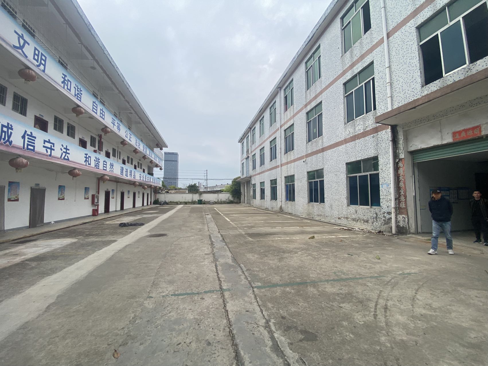 坪山16 号线地铁口  地铁口独院4000 平 厂房出租