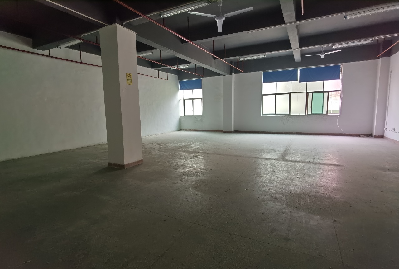 坂田地铁口三楼300平厂房出租