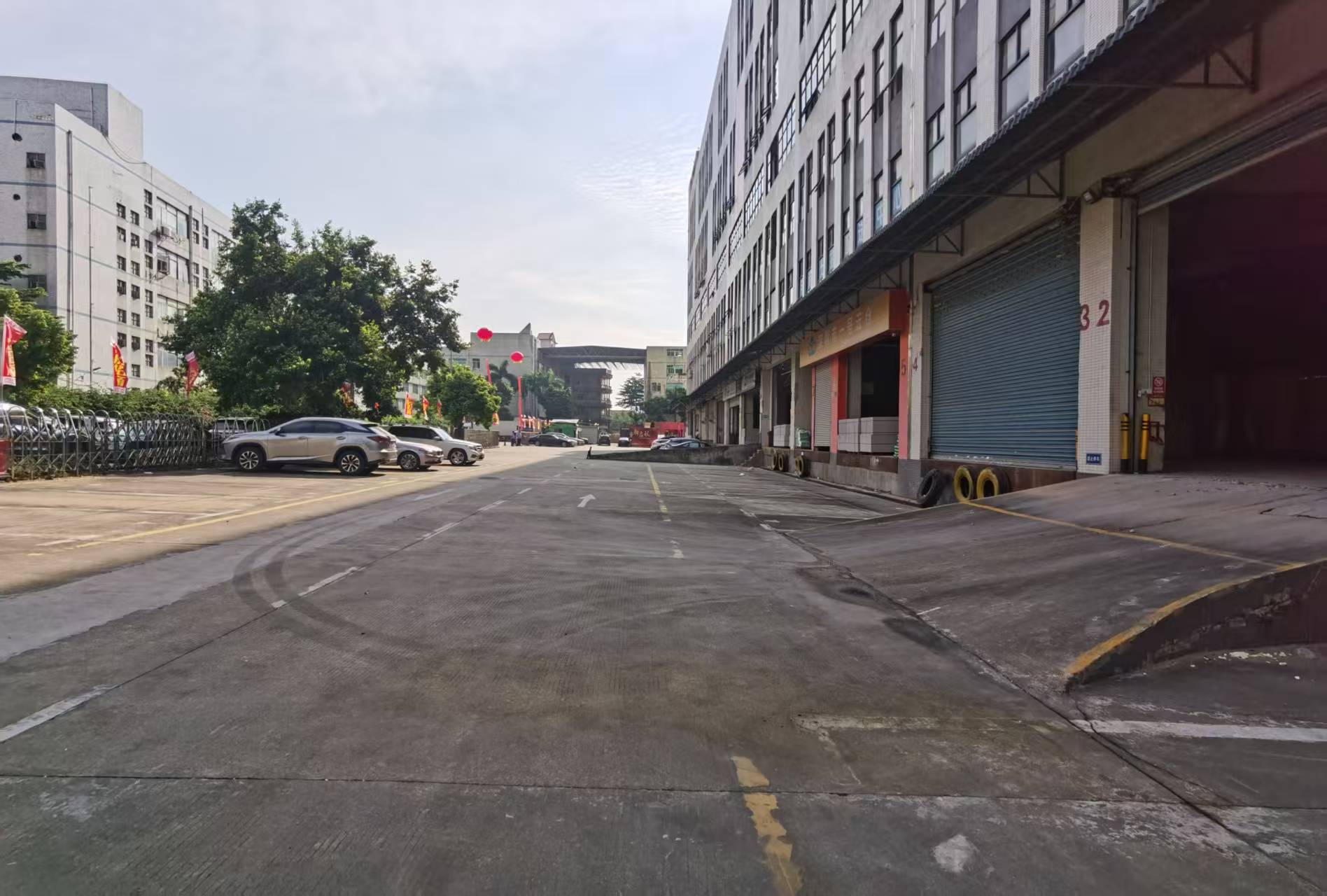 平湖一楼5500平带卸货平台厂房出租