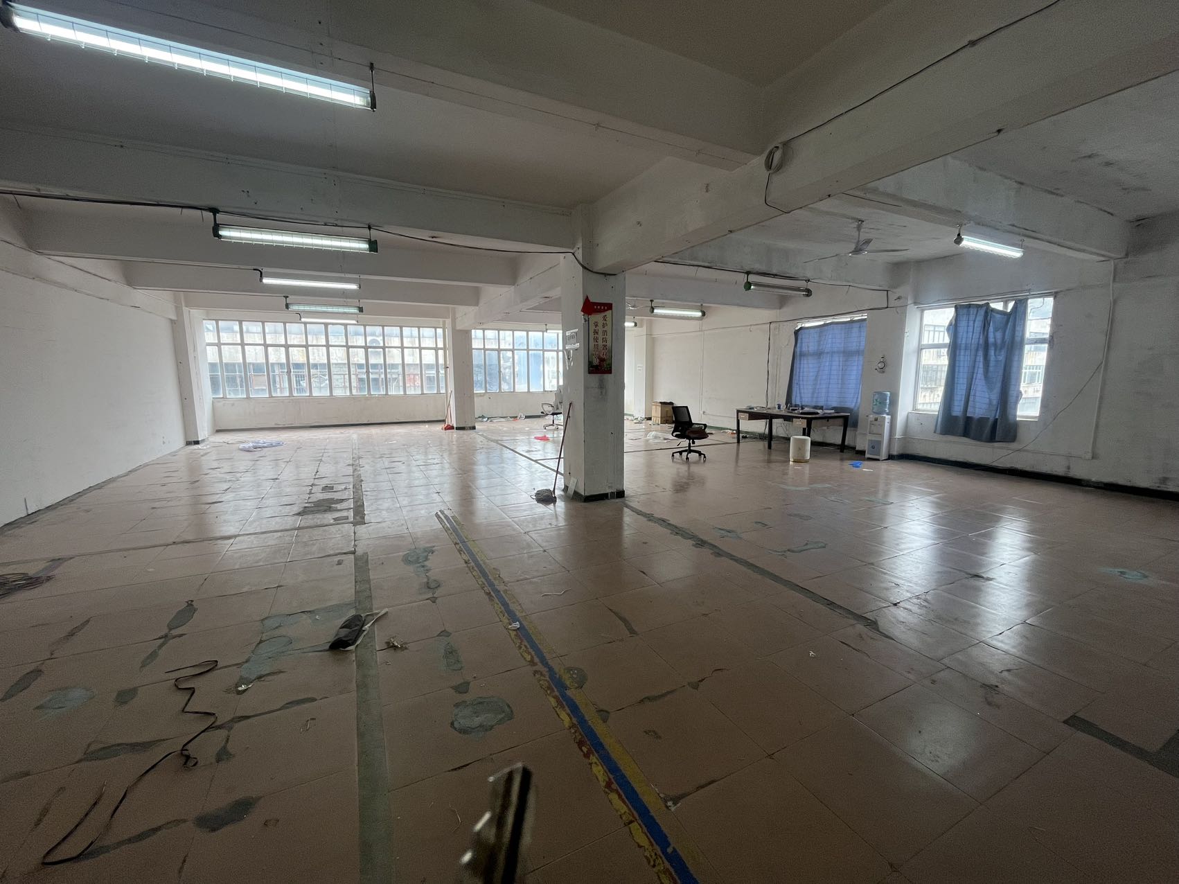 布吉秀峰地铁口零距离楼上350平厂房出租