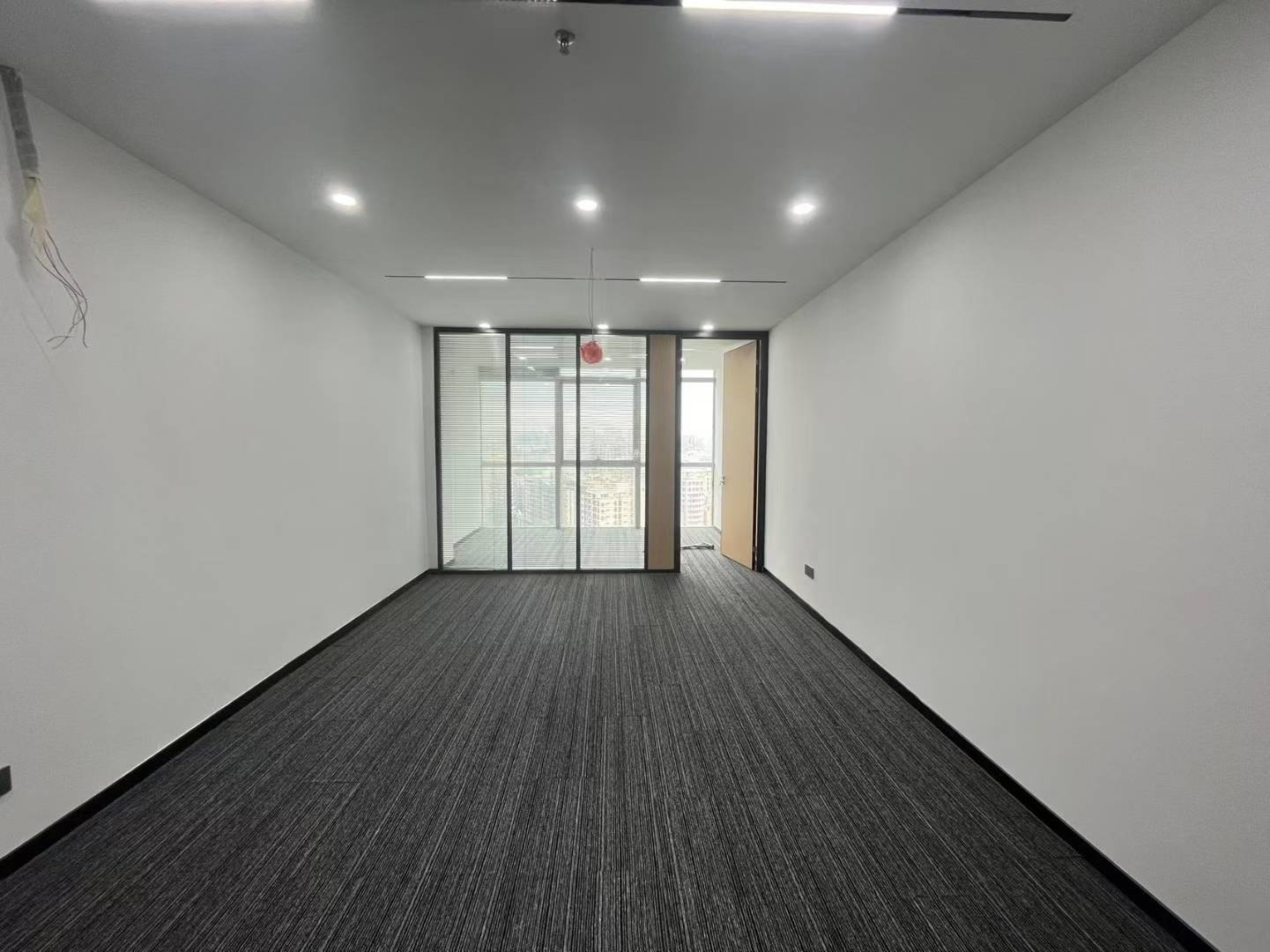 《泽华大厦》全新装修68平办公室出租