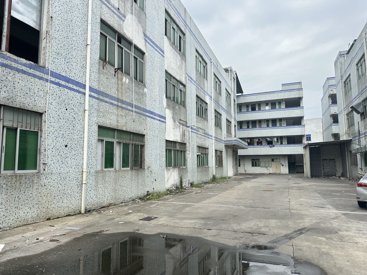 平湖鹅公岭独门独院1-3层5100平厂房出租