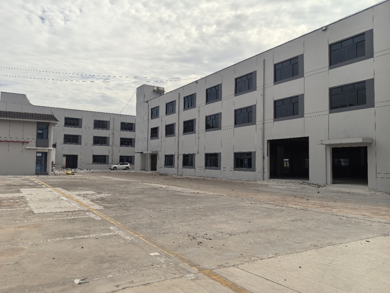 龙华大型创意园一楼2400平厂房出租