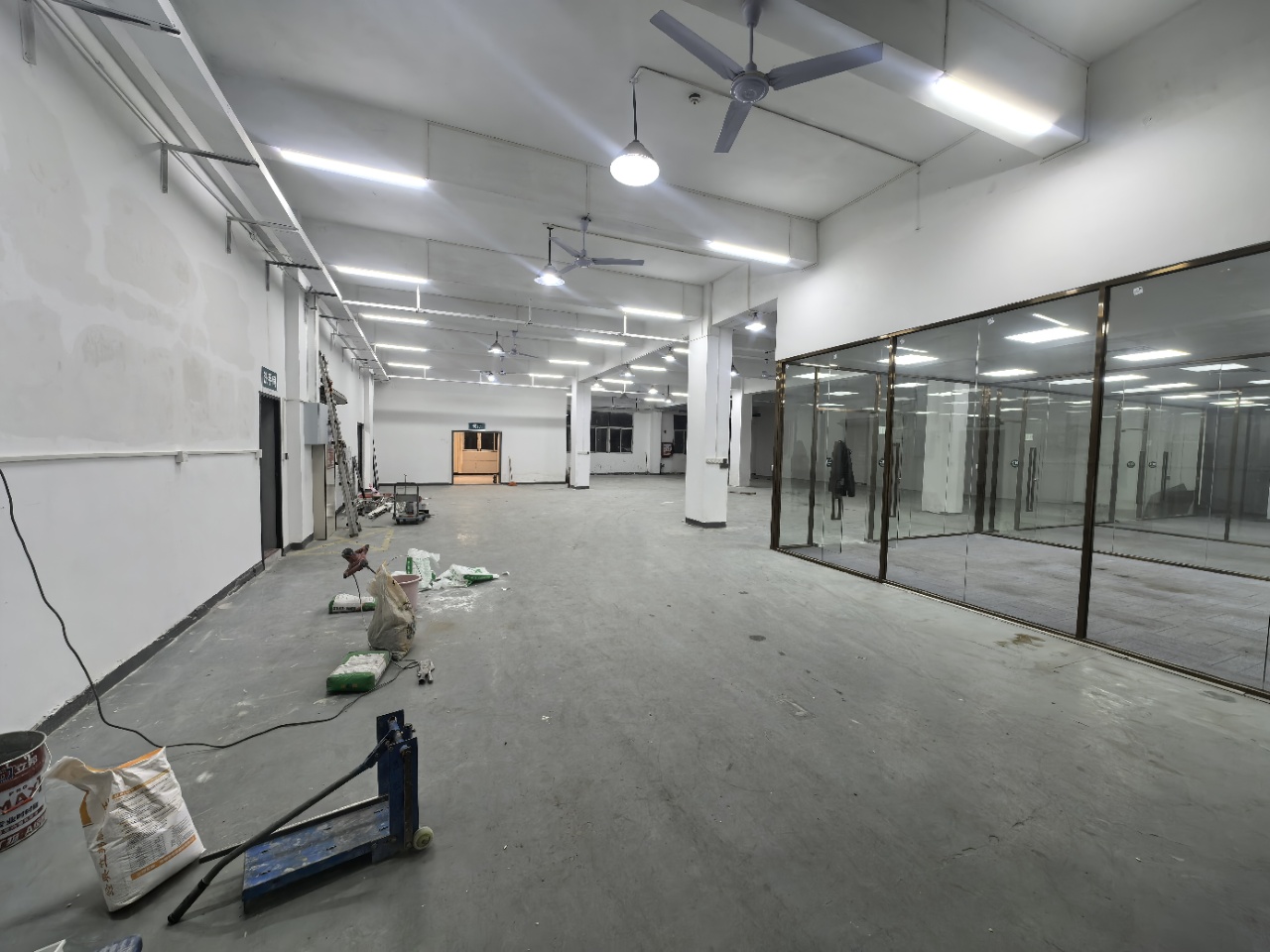 龙华清湖一楼1100平精装修厂房出租